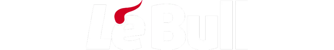 O logótipo da marca LeBull apresentado em letras brancas estilizadas com um detalhe de corno vermelho acima da letra e sobre um fundo escuro